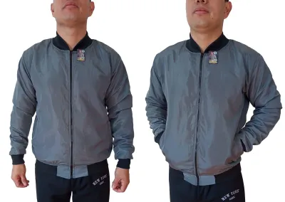 Chamarra beisbolera rompevientos para hombre, diseño ligero y deportivo.