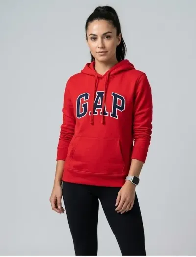 Sudadera afelpada de mujer con detalles de marcas bordadas, estilo premium.