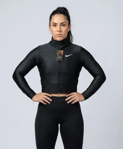 Sudadera corta de licra para mujer estilo crop top deportivo, cómoda y moderna.